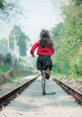 和女明星荒岛同居的日子免费_国产剧在线手机播放